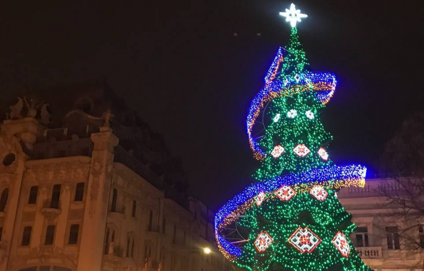 В Одессе зажгли главную новогоднюю елку города