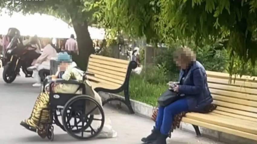 В Одессе женщина использовала 96-летнюю мать с деменцией для попрошайничества