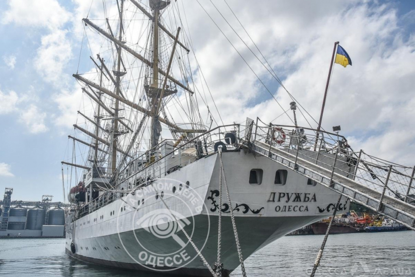 В Одессе единственное парусное судно Украины «Дружба» подорвалось на беспилотнике