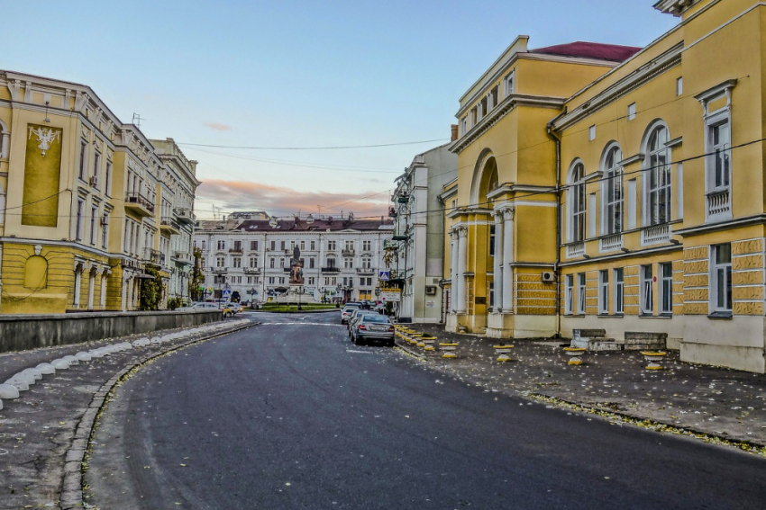 Одесситку с российским флагом поддержали в Кремле, Пушкину вручили премию, в школе нашли мину - новости Одессы