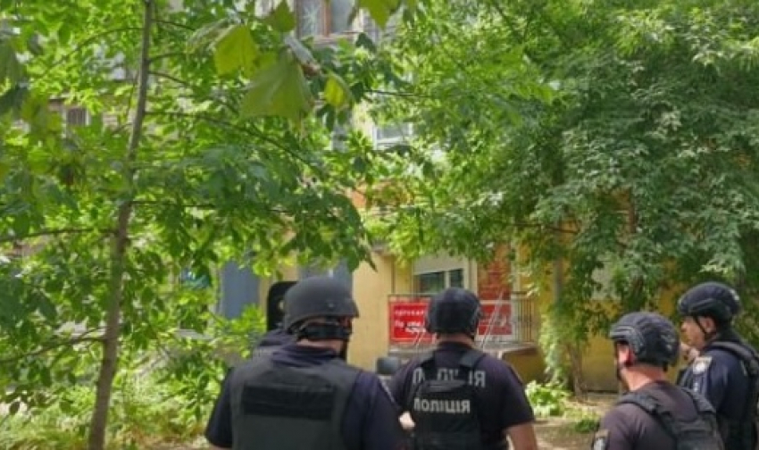 В Одессе мужчина ворвался в парикмахерскую и взял в заложники двух женщин