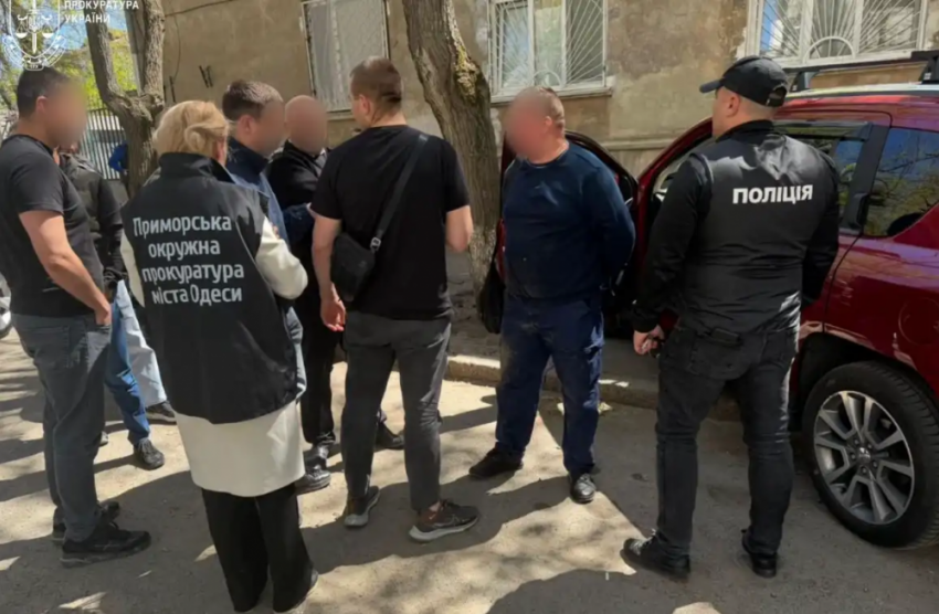 В Одессе преподаватель торговал сессиями и собирал со студентов конверты с долларами