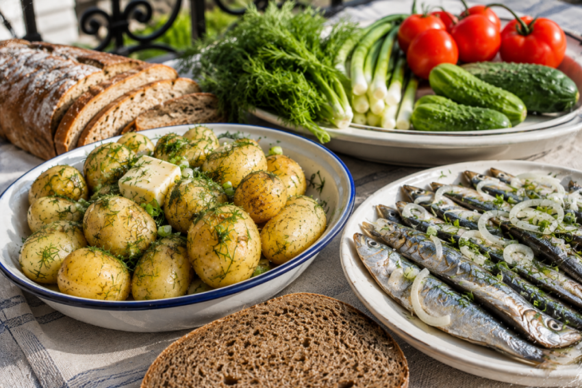 Молодая картошка с укропом и тюлечкой: вкус одесского лета