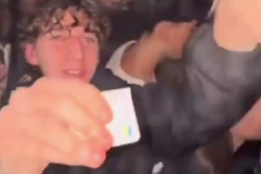 Одессит выбросил паспорт Украины на концерте российского рэпера Face в Молдавии