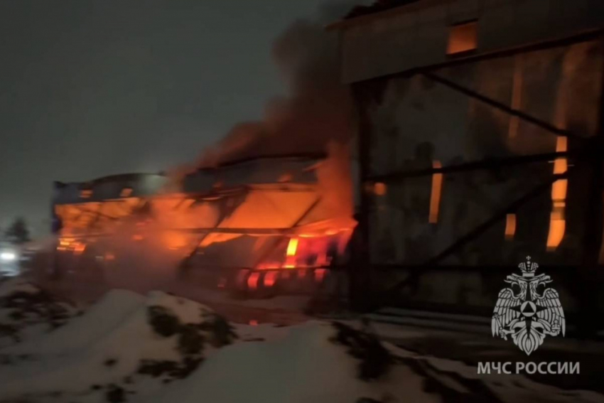 Сбылось предсказание одесского пророка: пламя охватило огромный ангар в России