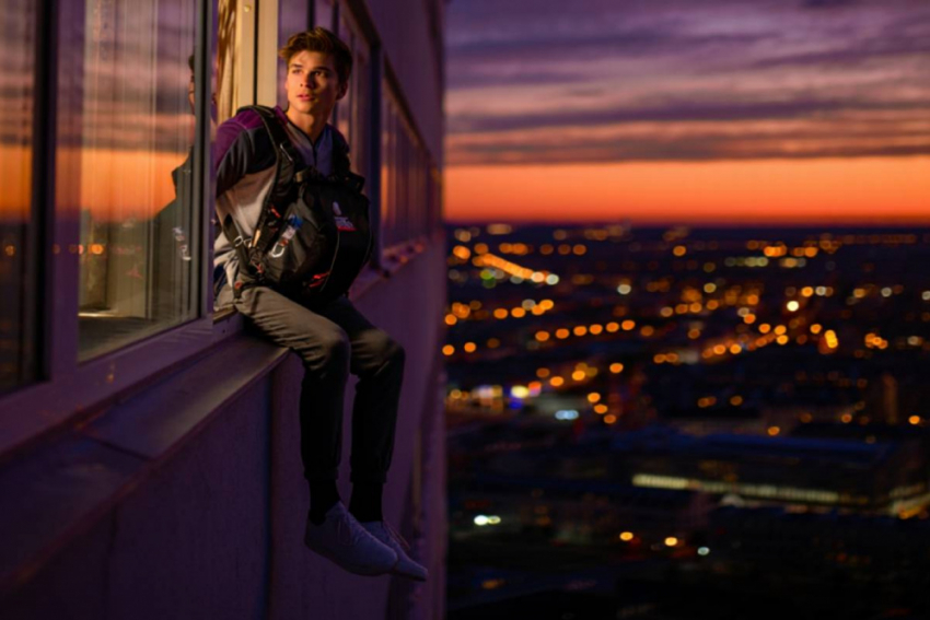 Ждал, пока самолёт наберёт высоту: в Одессе спасли наркомана за минуту до полёта из окна